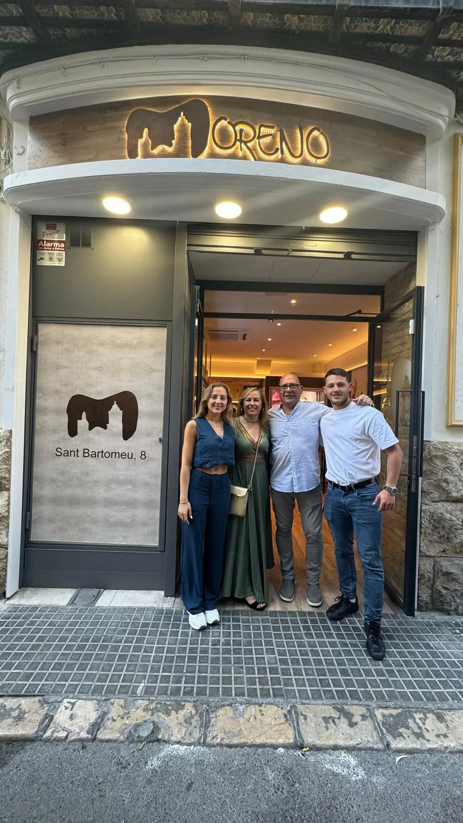 La familia Moreno, a las puertas de su casa en Sitges.